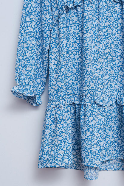 Vestido de tarde corto azul con espalda al aire y estampado de flores