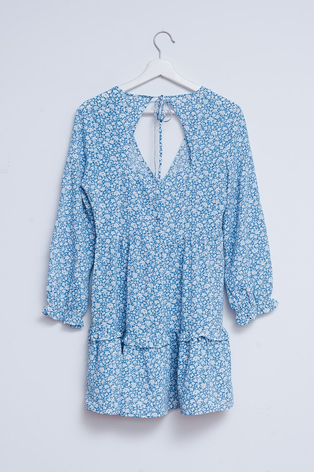 Vestido de tarde corto azul con espalda al aire y estampado de flores