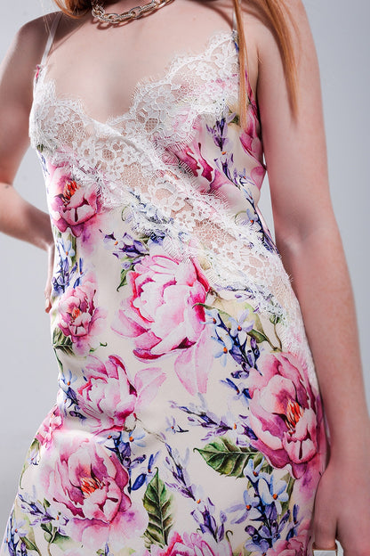 Vestido de tirantes con estampado de rosas y diseño escotado de satén rosa