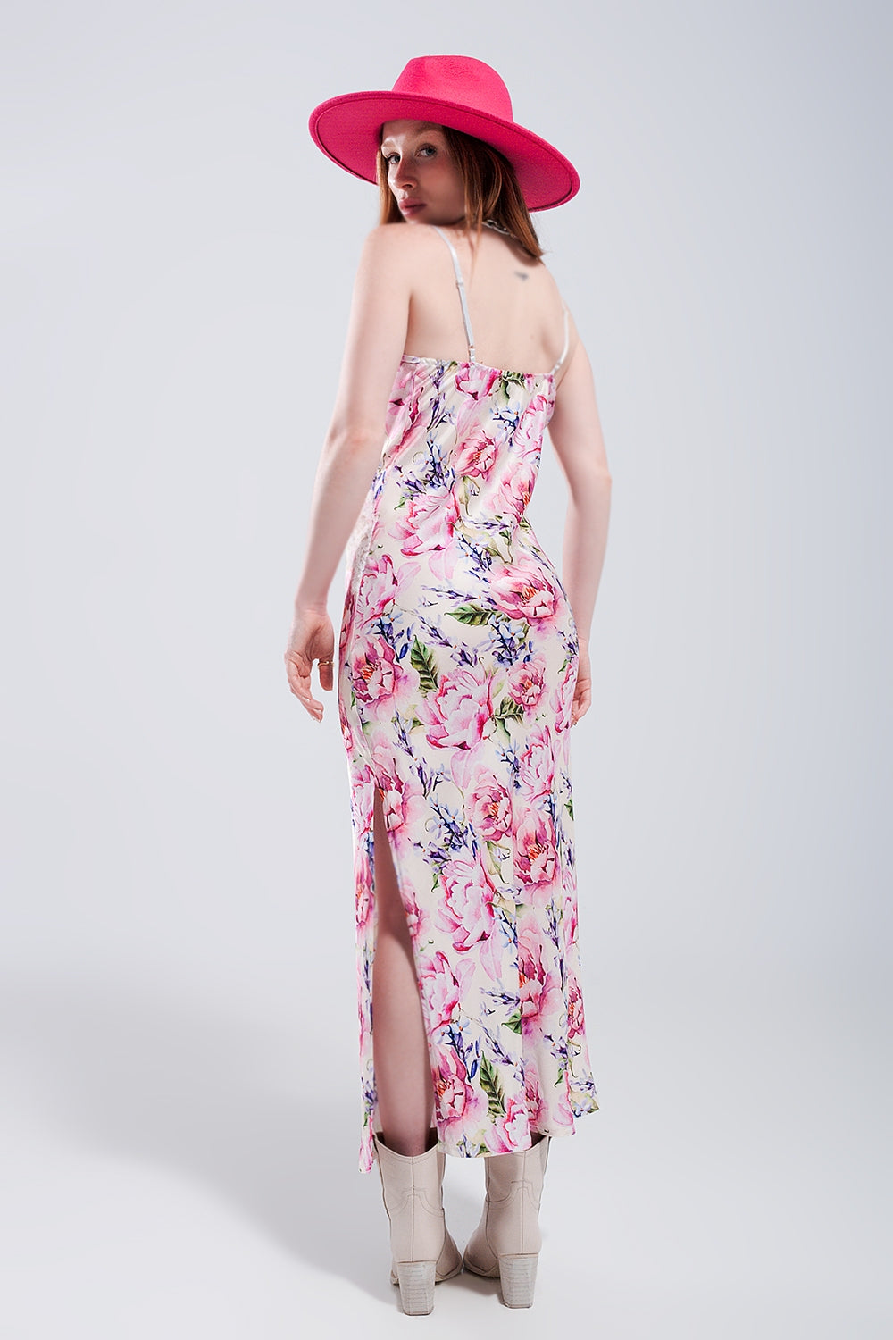 Vestido de tirantes con estampado de rosas y diseño escotado de satén rosa
