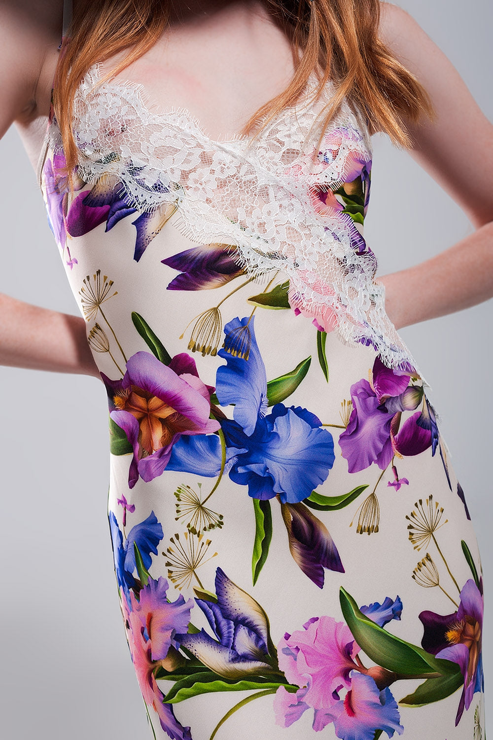 Vestido de tirantes con estampado floral variado de satén beige