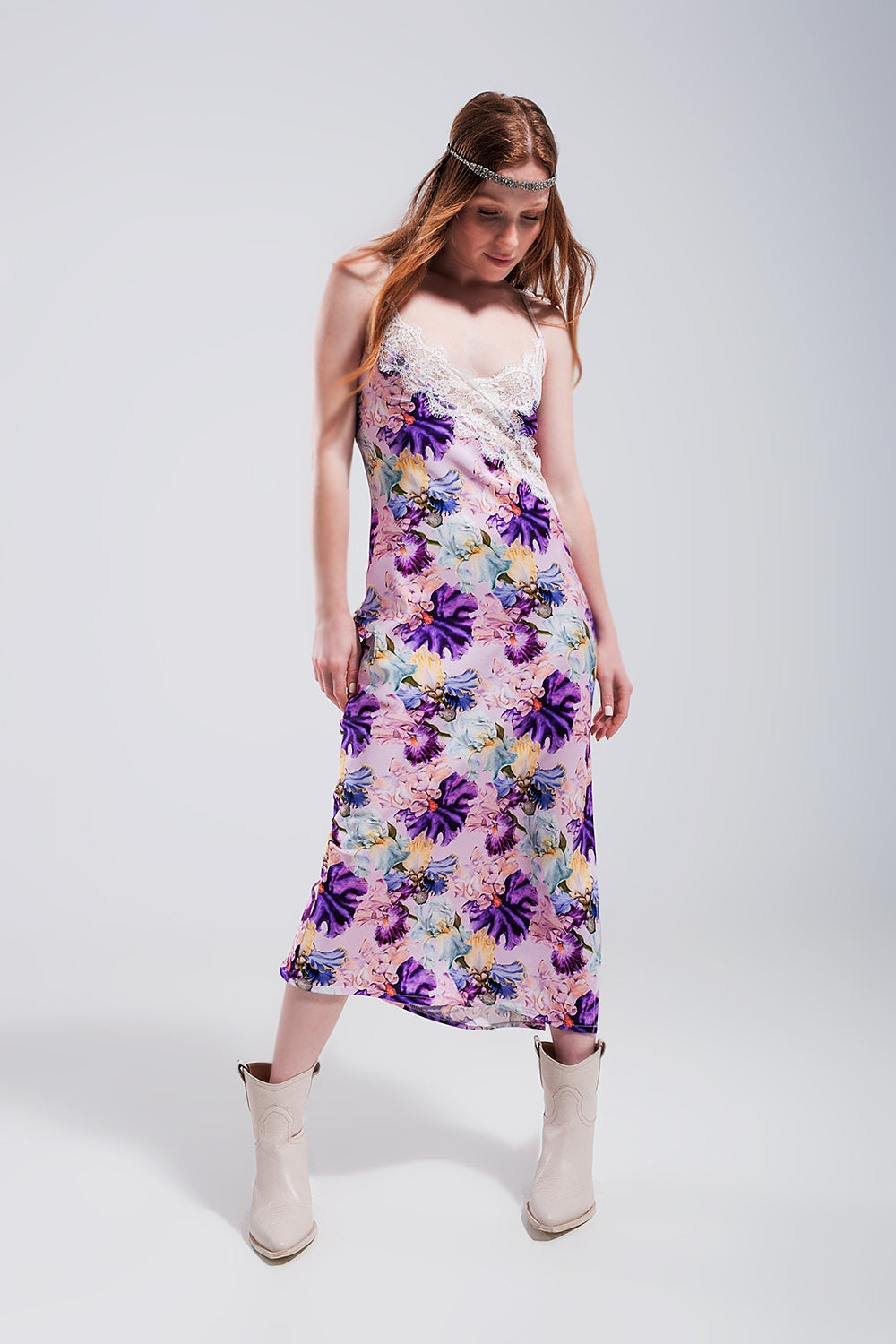 Vestido de tirantes con estampado floral variado de satén morado