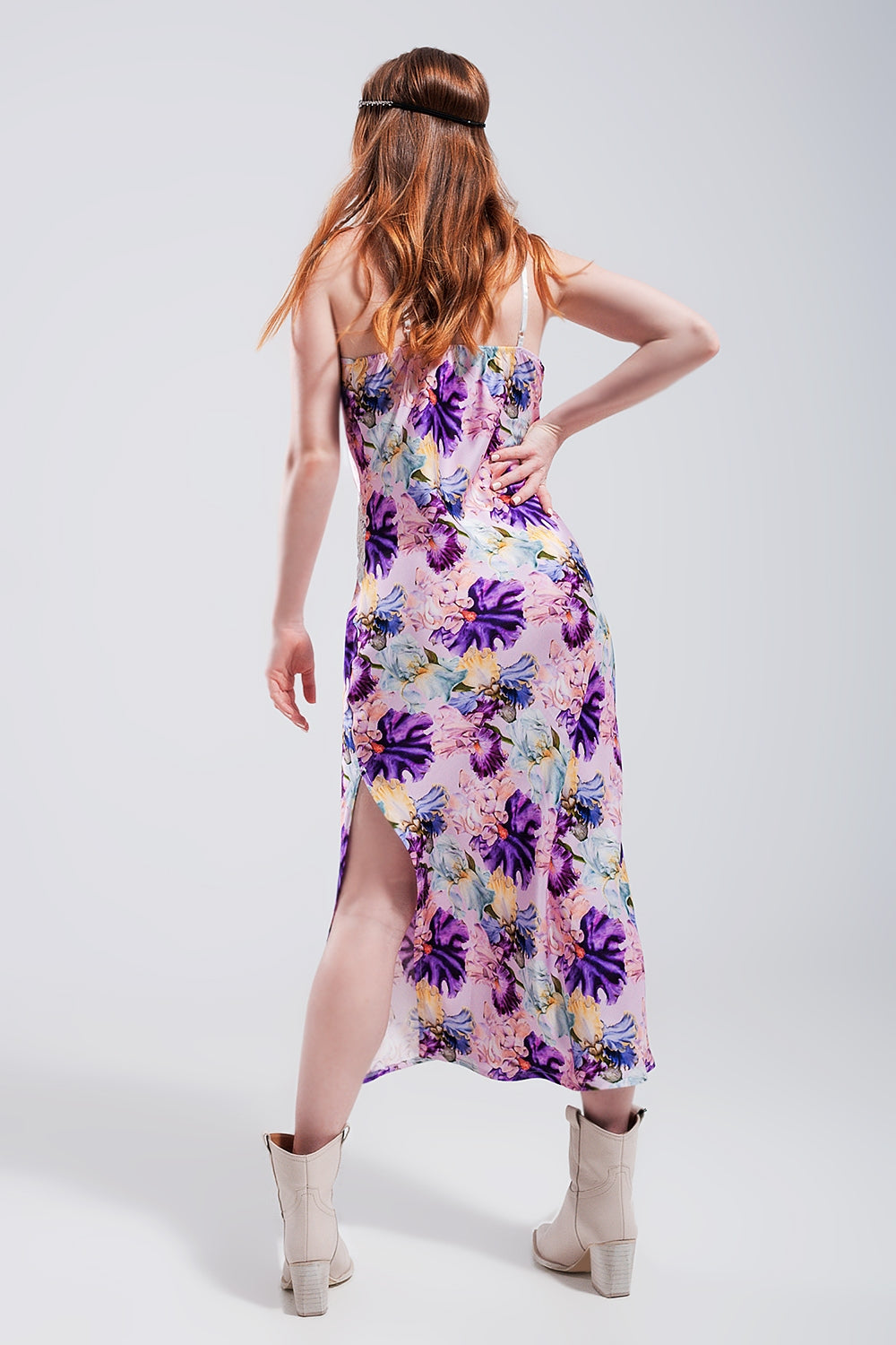 Vestido de tirantes con estampado floral variado de satén morado