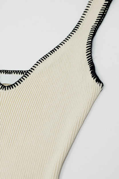 Vestido de verano de punto beige con ribetes negros