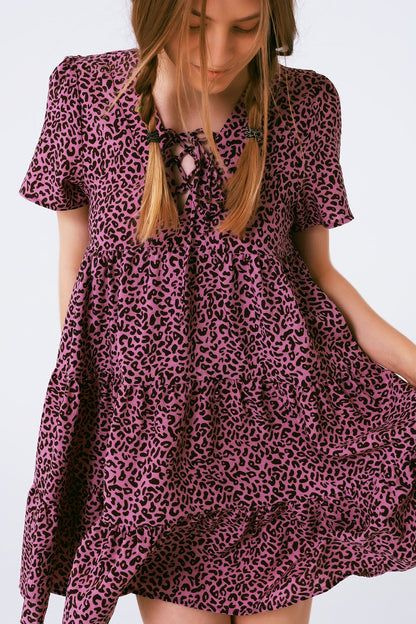 Vestido estilo baby doll de manga corta con detalle en el cuello en estampado de leopardo morado