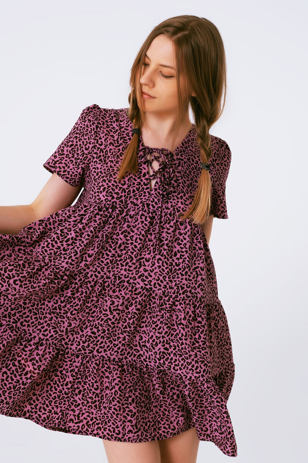 Vestido estilo baby doll de manga corta con detalle en el cuello en estampado de leopardo morado