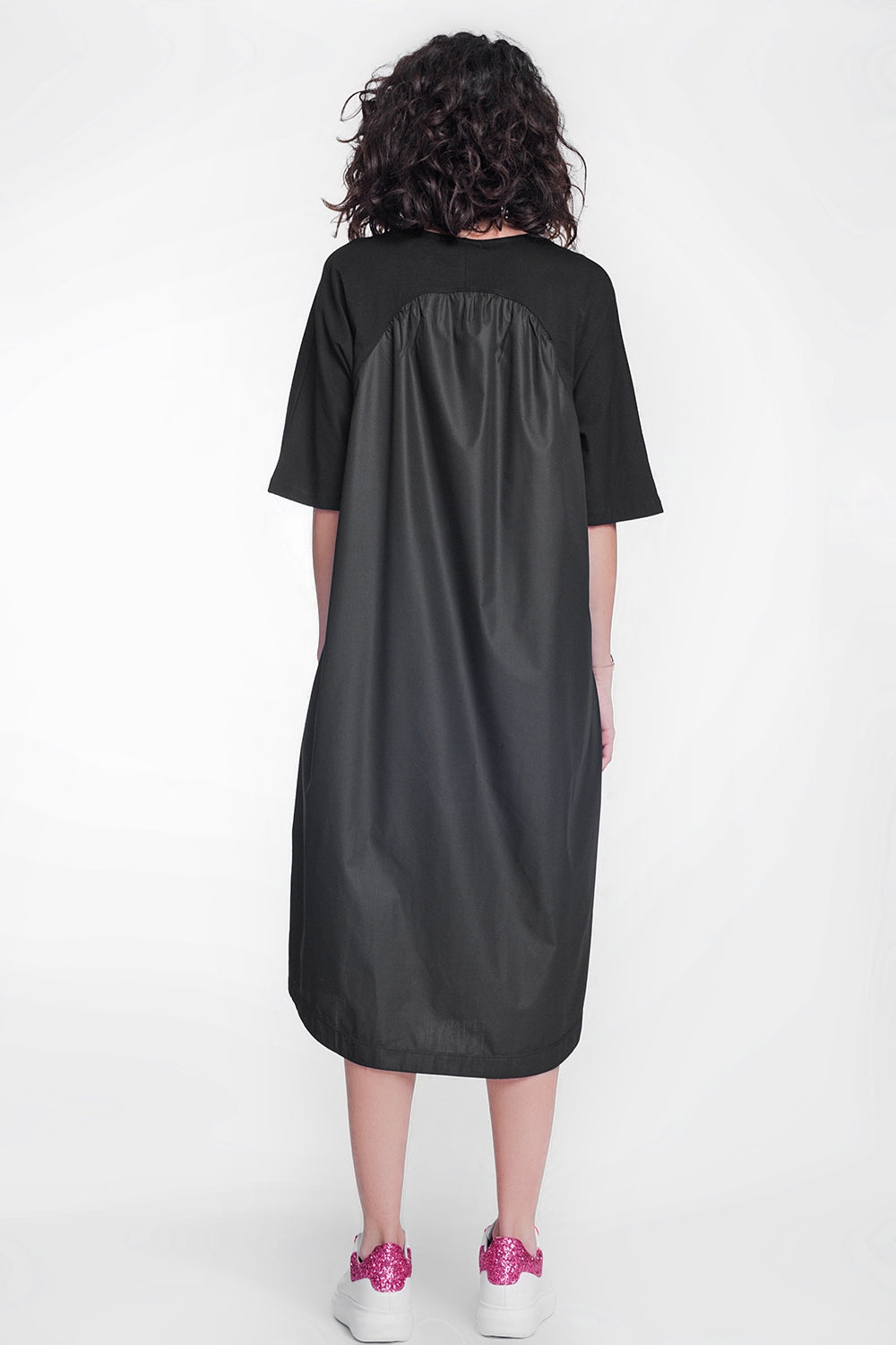 Vestido estilo camisero de popelin con cuello redondo en color negro