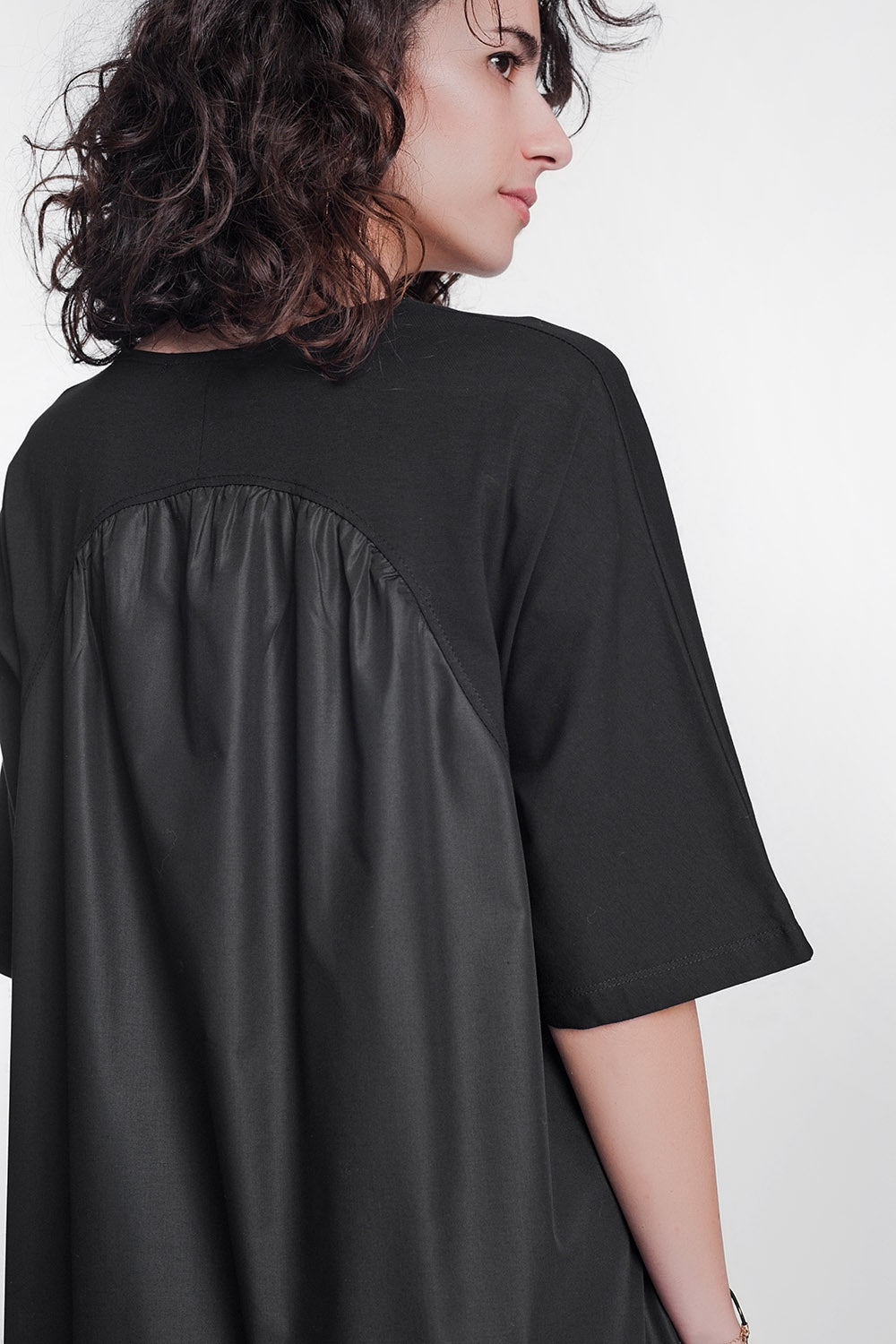 Vestido estilo camisero de popelin con cuello redondo en color negro