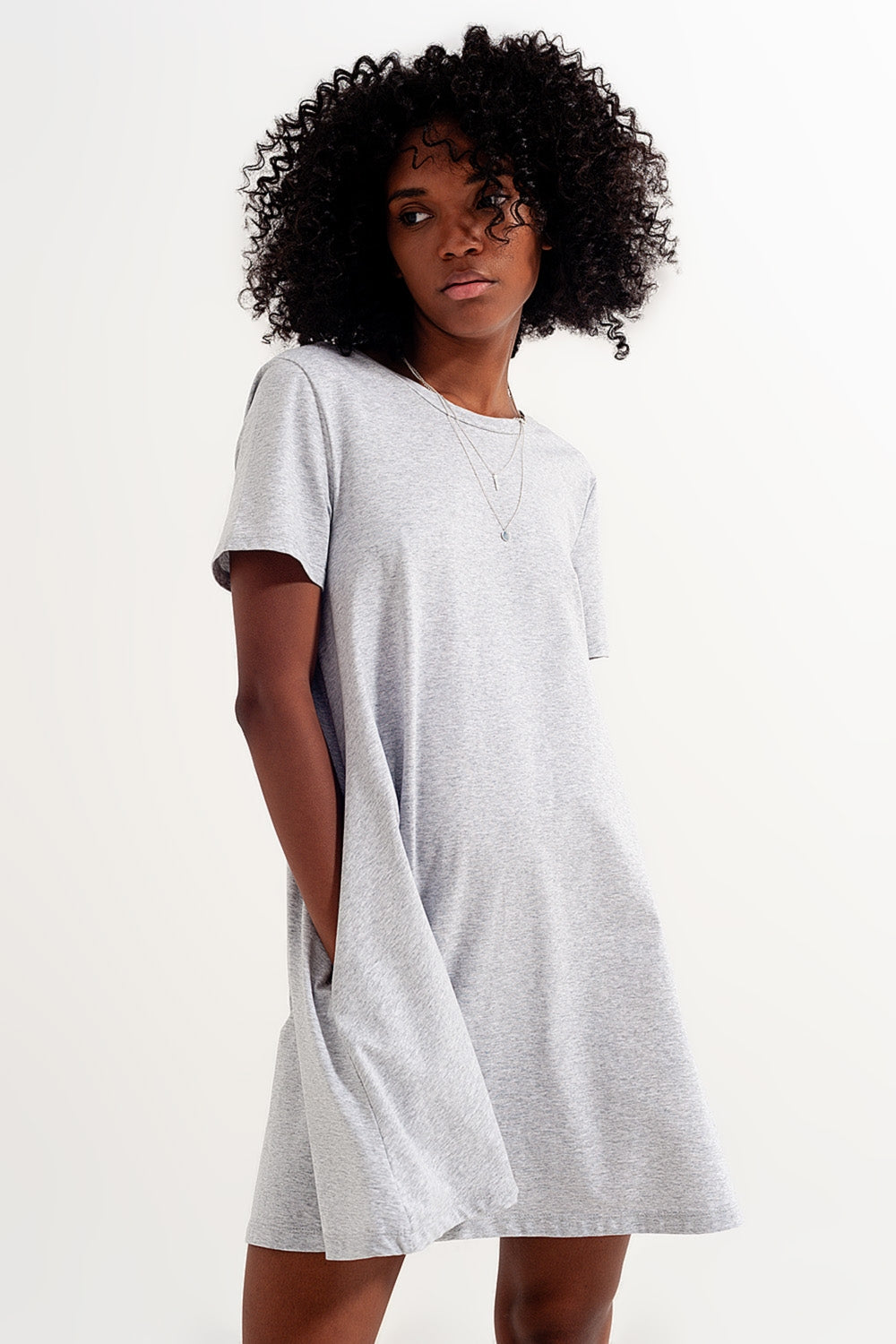 Vestido estilo camiseta con vuelo y bolsillos ocultos en gris