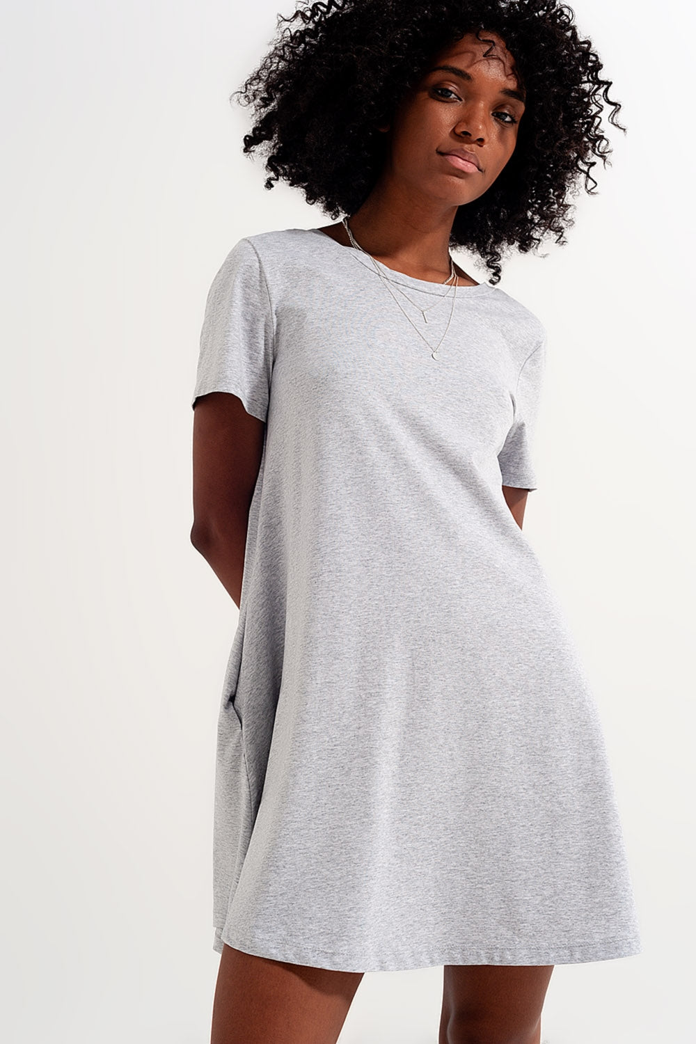 Vestido estilo camiseta con vuelo y bolsillos ocultos en gris