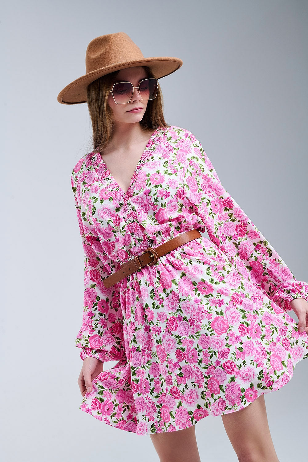 Vestido floral de cuello en V con flores rosas y detalles verdes
