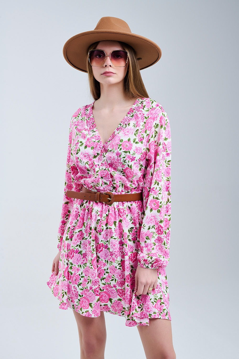 Vestido floral de cuello en V con flores rosas y detalles verdes