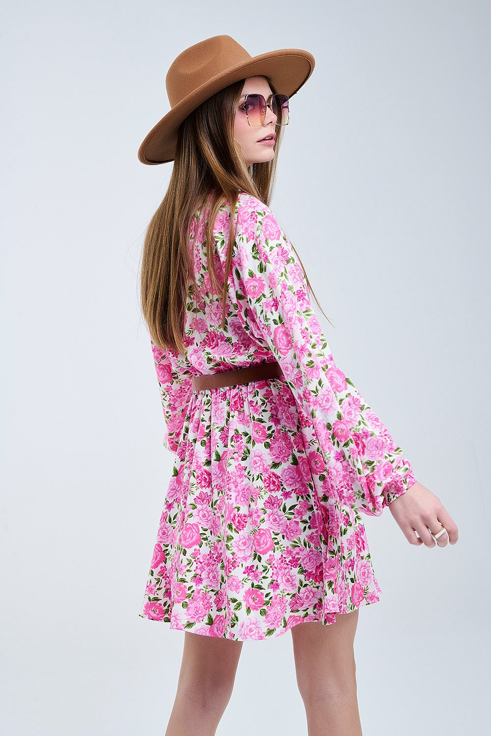 Vestido floral de cuello en V con flores rosas y detalles verdes
