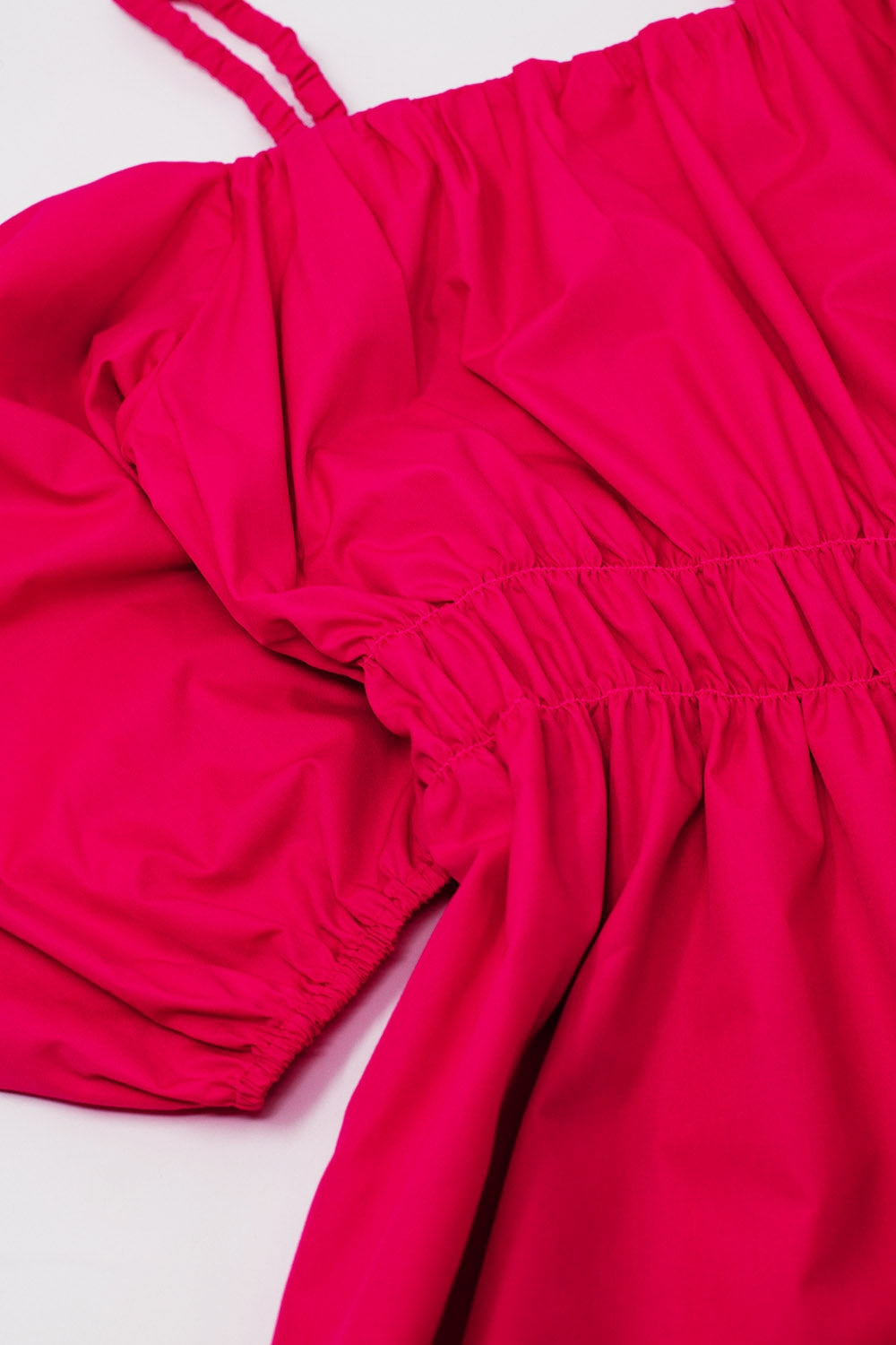 Vestido fuchsia midi de manga corta y tirantes