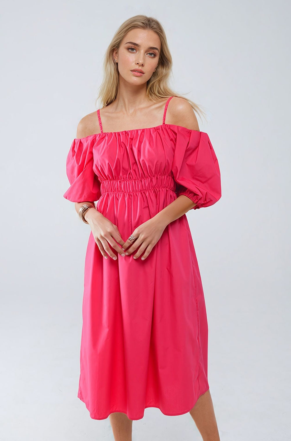 Vestido fuchsia midi de manga corta y tirantes