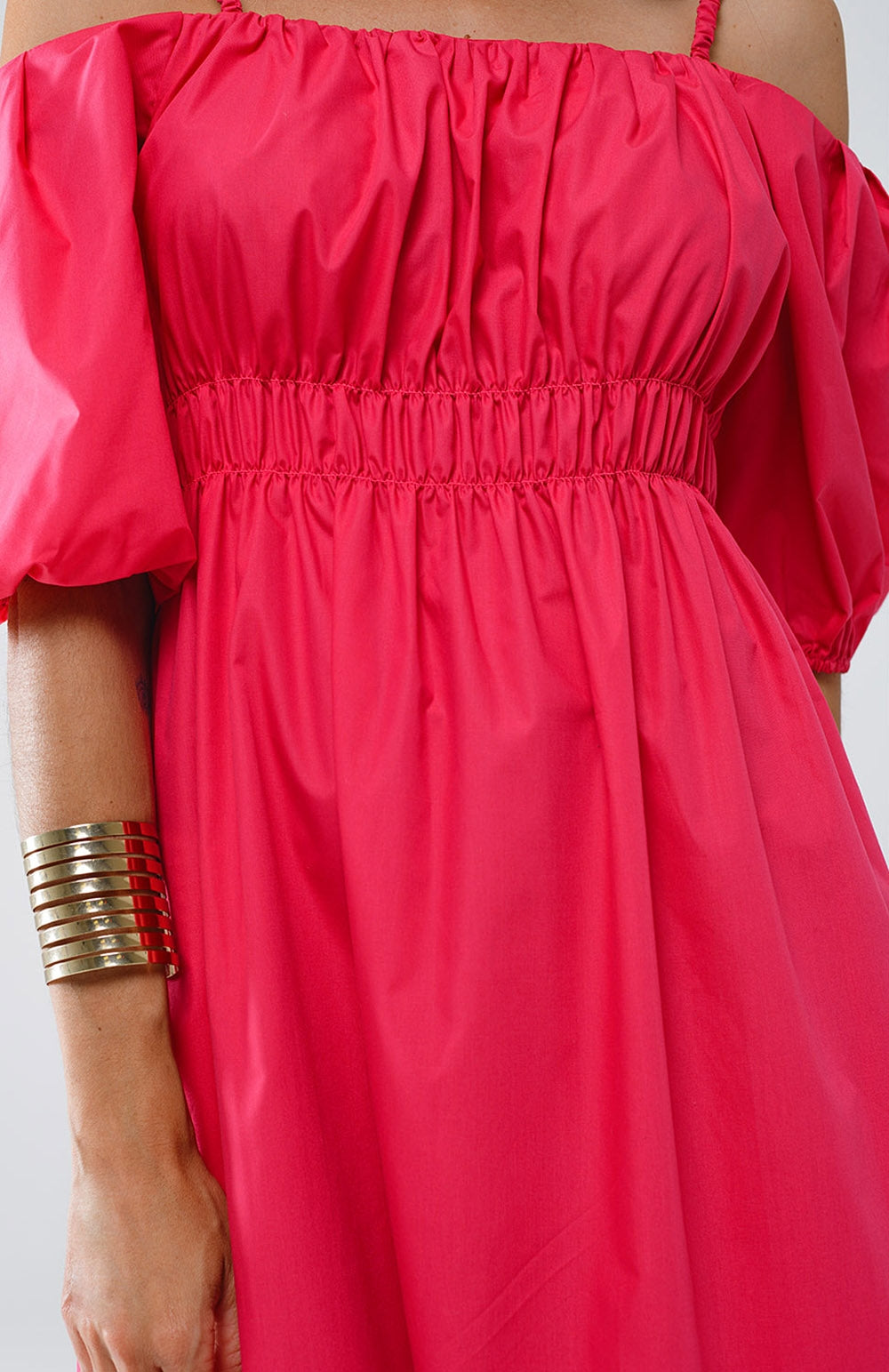 Vestido fuchsia midi de manga corta y tirantes