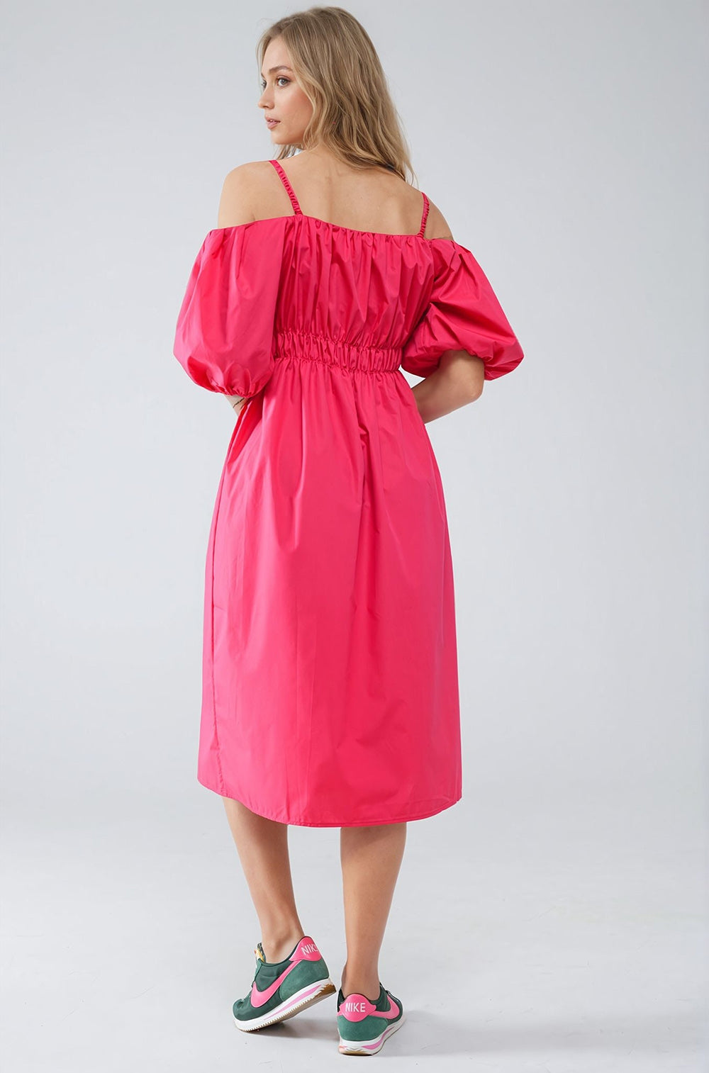 Vestido fuchsia midi de manga corta y tirantes