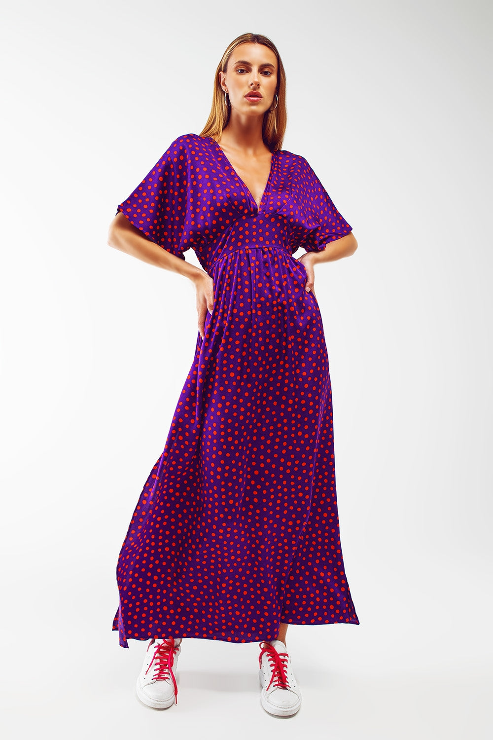 Vestido largo ajustado a la cintura con mangas de ángel en lunares morado