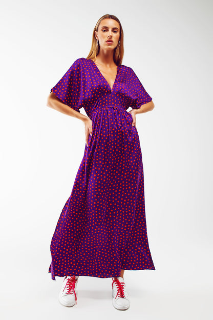 Vestido largo ajustado a la cintura con mangas de ángel en lunares morado