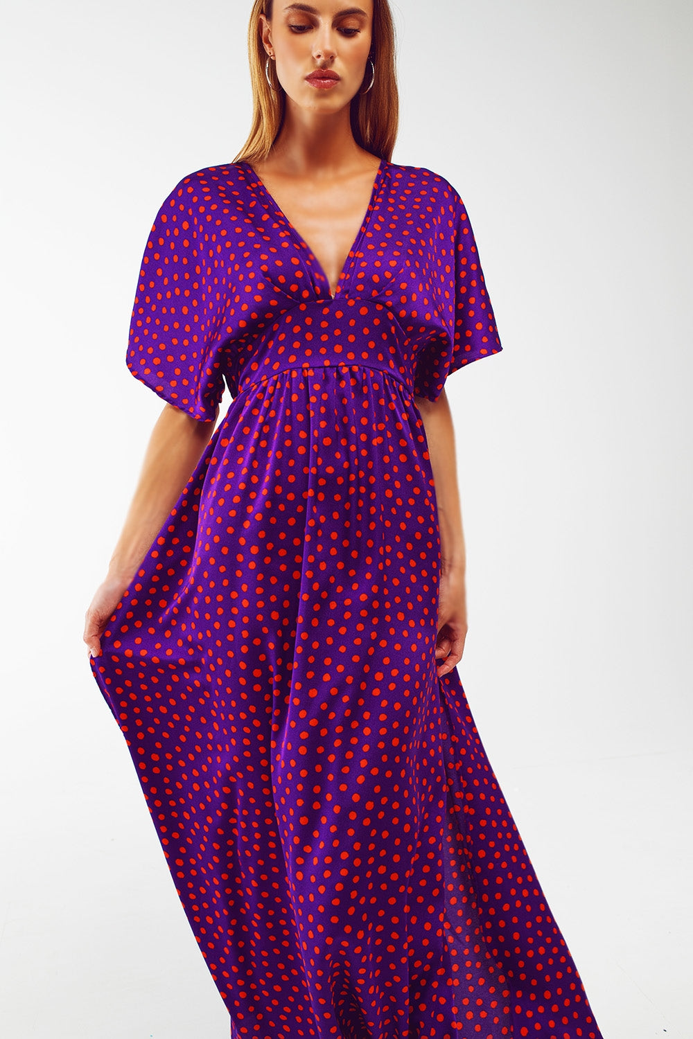 Vestido largo ajustado a la cintura con mangas de ángel en lunares morado