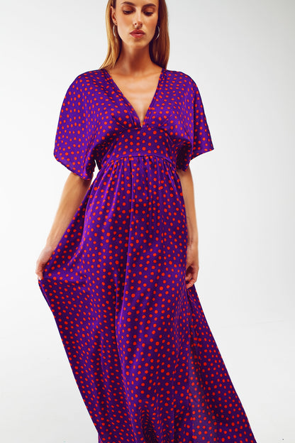 Vestido largo ajustado a la cintura con mangas de ángel en lunares morado
