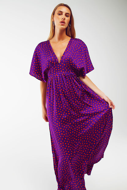 Vestido largo ajustado a la cintura con mangas de ángel en lunares morado