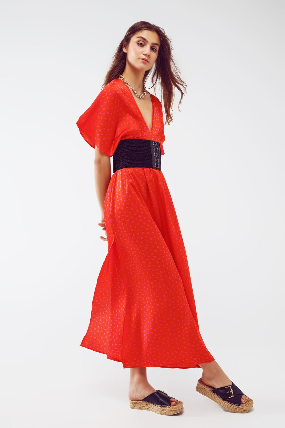 Vestido largo ajustado a la cintura con mangas de ángel en lunares rojo