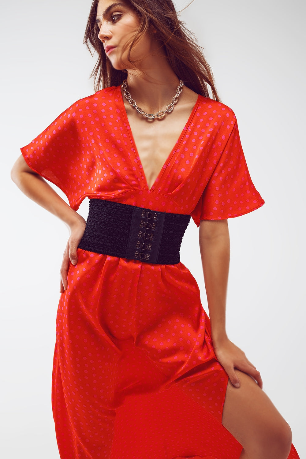 Vestido largo ajustado a la cintura con mangas de ángel en lunares rojo