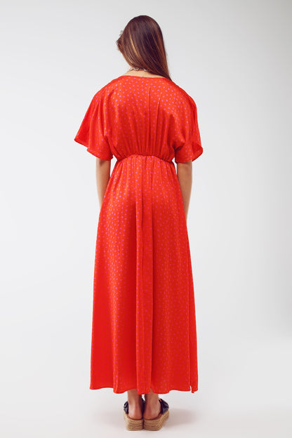 Vestido largo ajustado a la cintura con mangas de ángel en lunares rojo