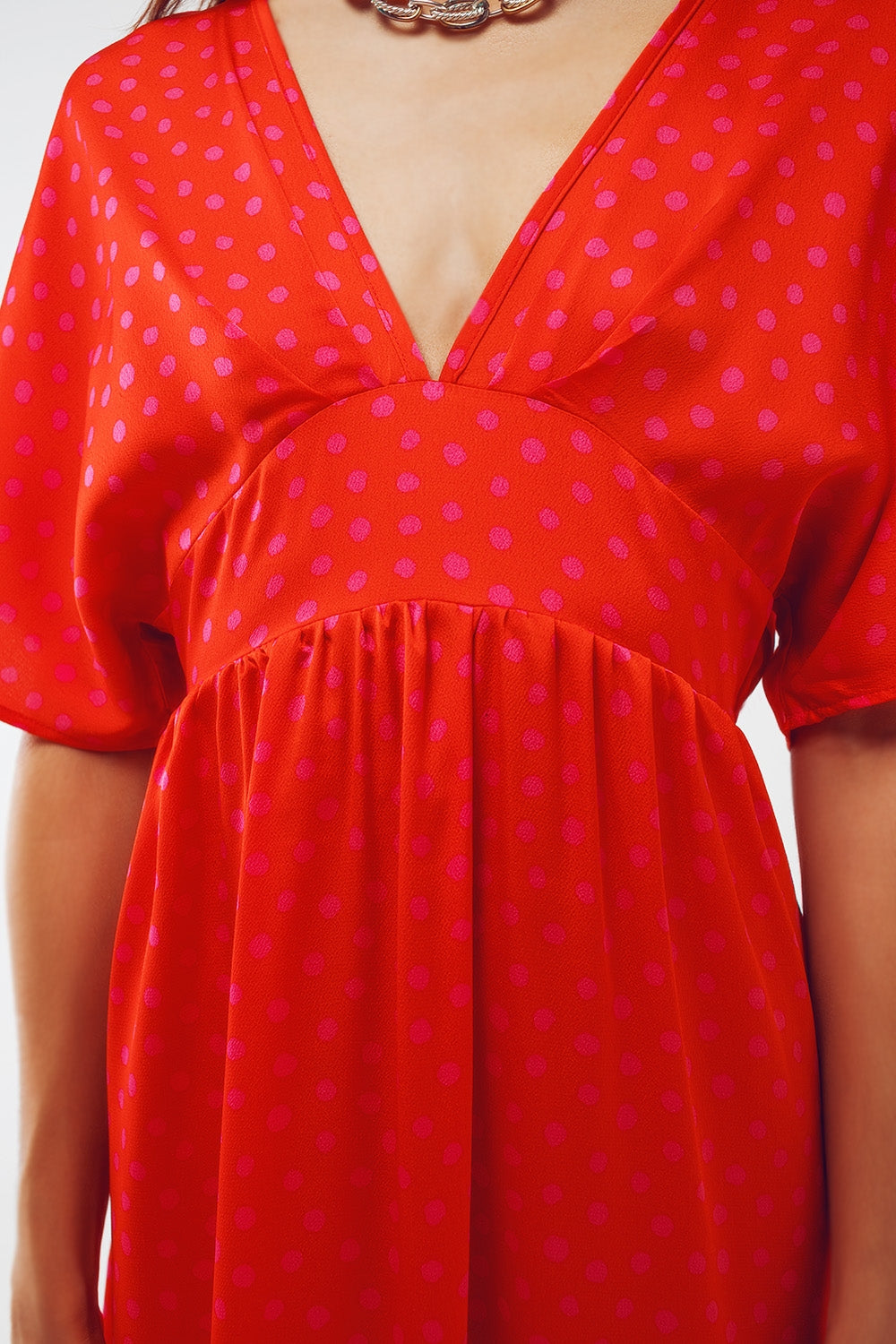 Vestido largo ajustado a la cintura con mangas de ángel en lunares rojo