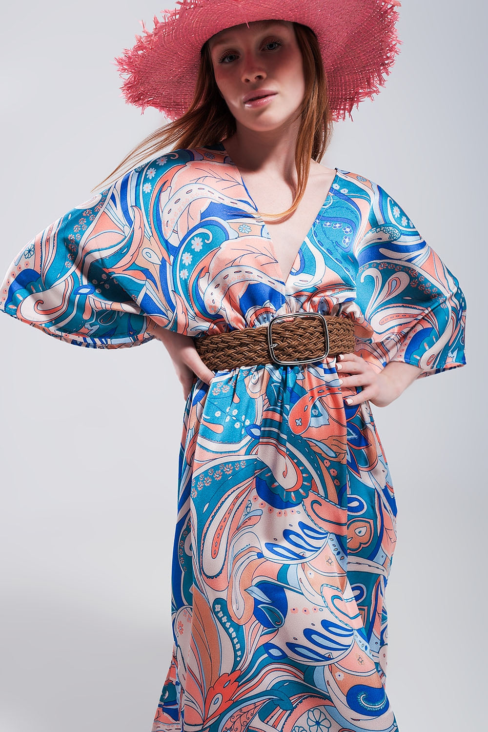 Vestido largo azul con detalles fruncidos en la cintura y lazada en la espalda
