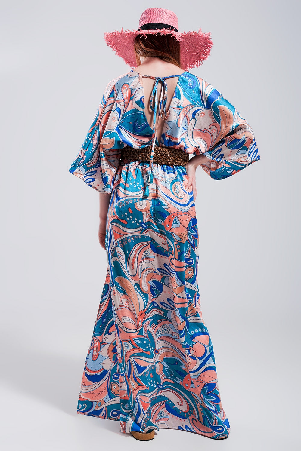 Vestido largo azul con detalles fruncidos en la cintura y lazada en la espalda