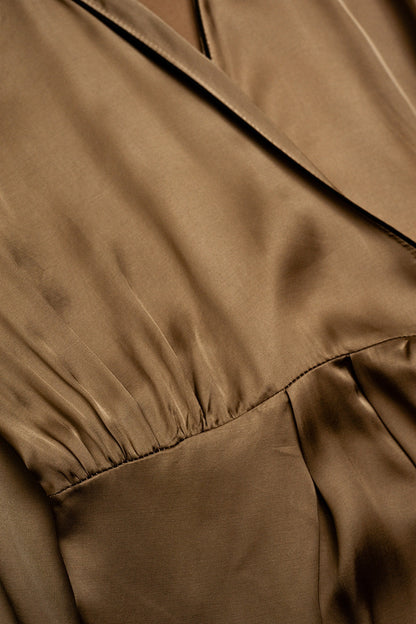 Vestido largo beige cruzado en la parte delantera de satén