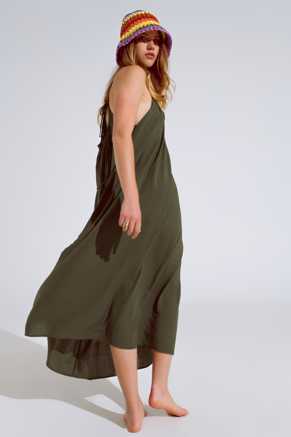 Vestido largo caqui fluido con tirantes y detalles de cuentas