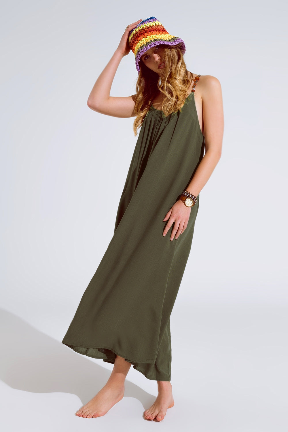 Vestido largo caqui fluido con tirantes y detalles de cuentas