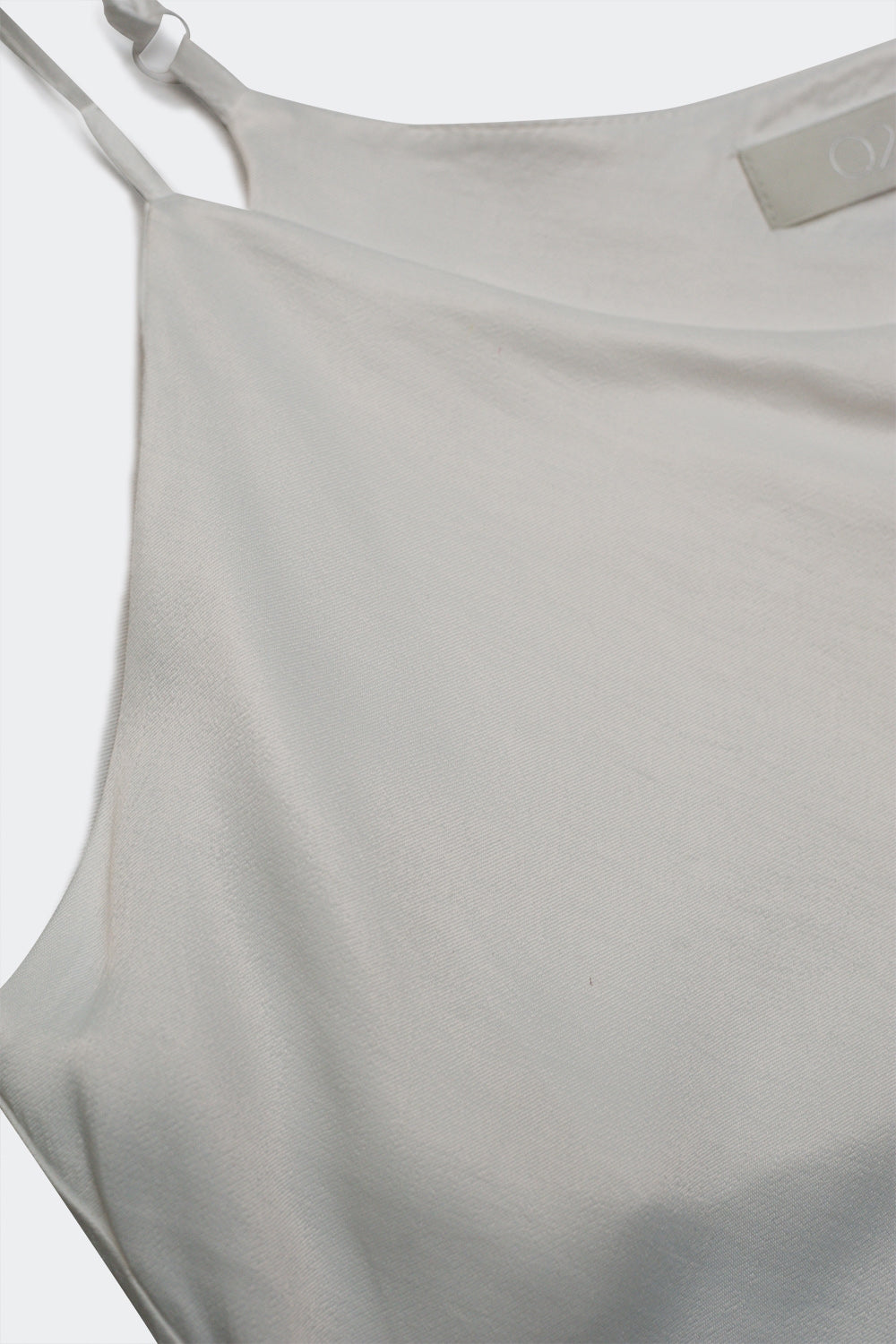 Vestido largo color crema de tirantes con cuello desbocado de satén