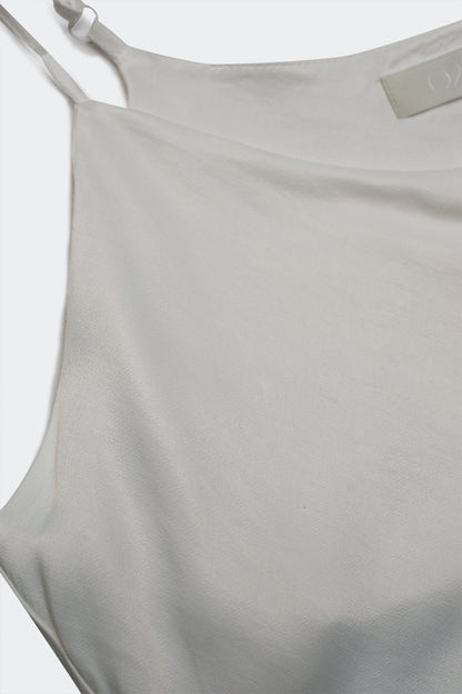 Vestido largo color crema de tirantes con cuello desbocado de satén