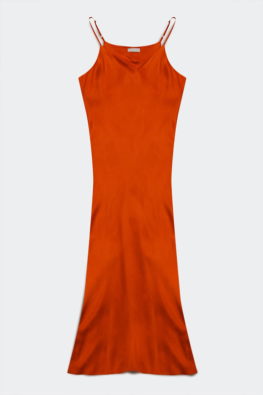 Q2 Vestido largo color naranja de tirantes con cuello desbocado de satén