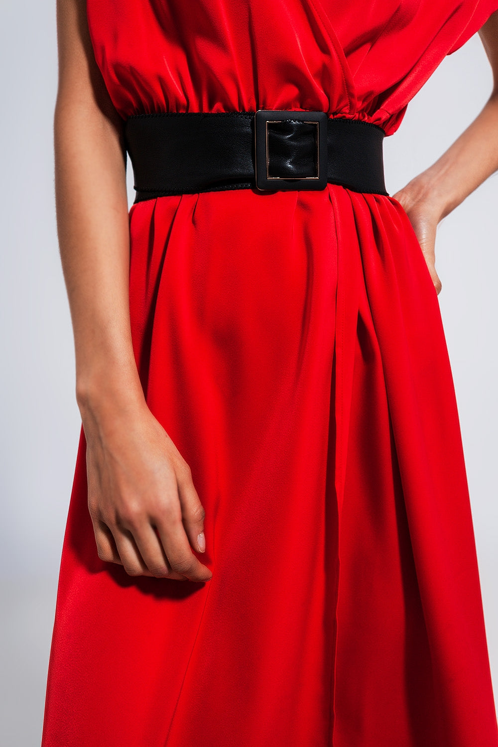 Vestido largo color rojo de manga corta en satén