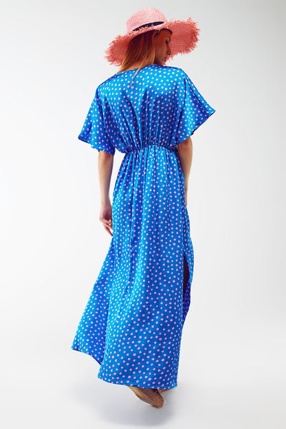 Vestido largo con cintura ajustada y mangas de ángel en lunares azules