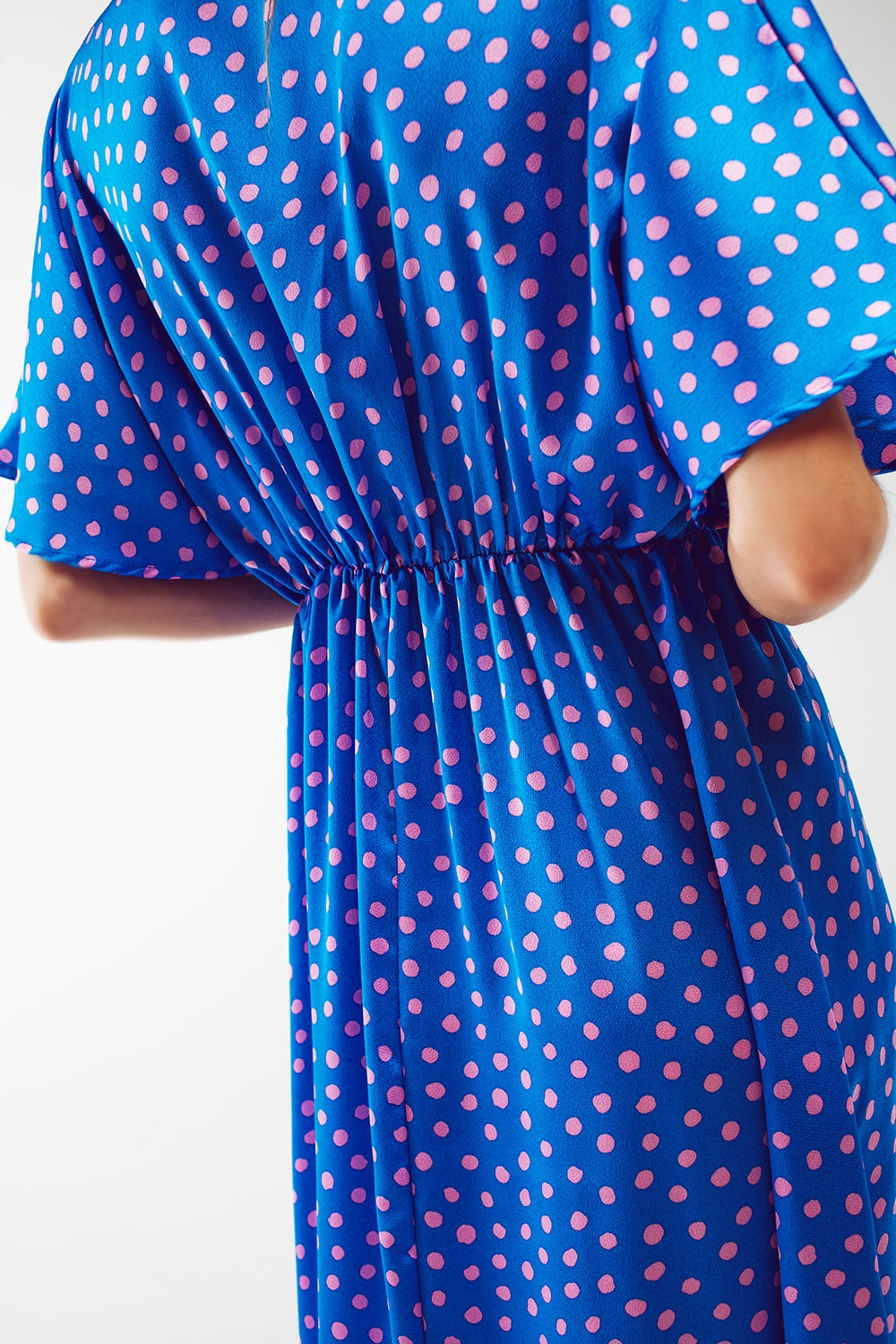 Vestido largo con cintura ajustada y mangas de ángel en lunares azules