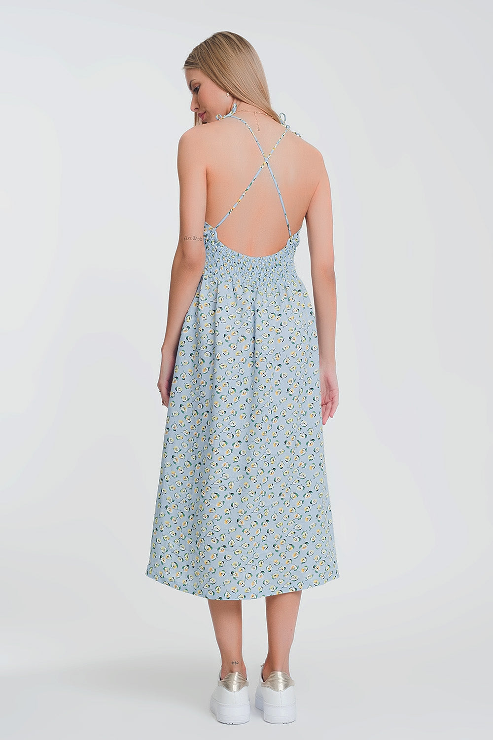 Vestido largo con espalda abierta en azul floral