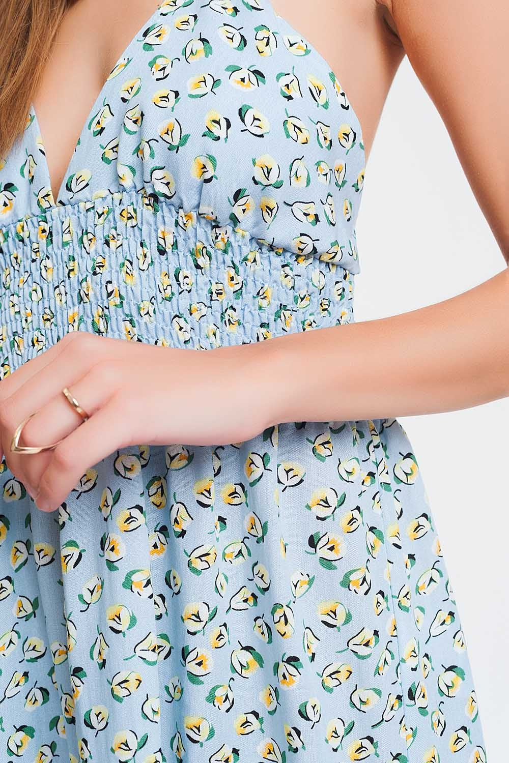 Vestido largo con espalda abierta en azul floral