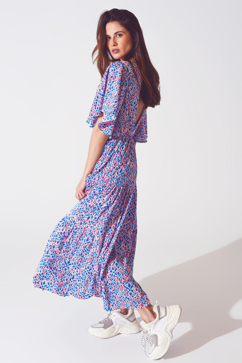 Vestido largo con espalda abierta y lazo en estampado morado
