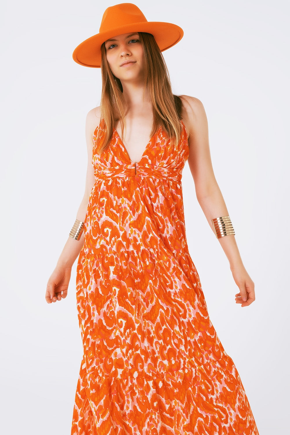 Vestido largo con estampado floral y escote en V en naranja