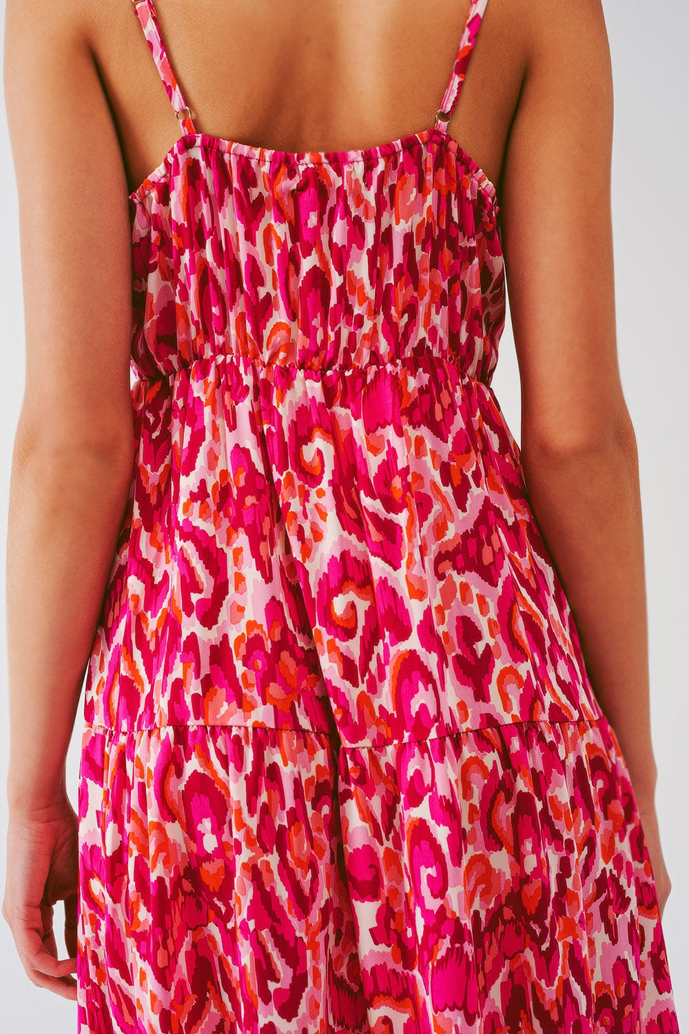 Vestido largo con estampado floral y escote en V en rosa