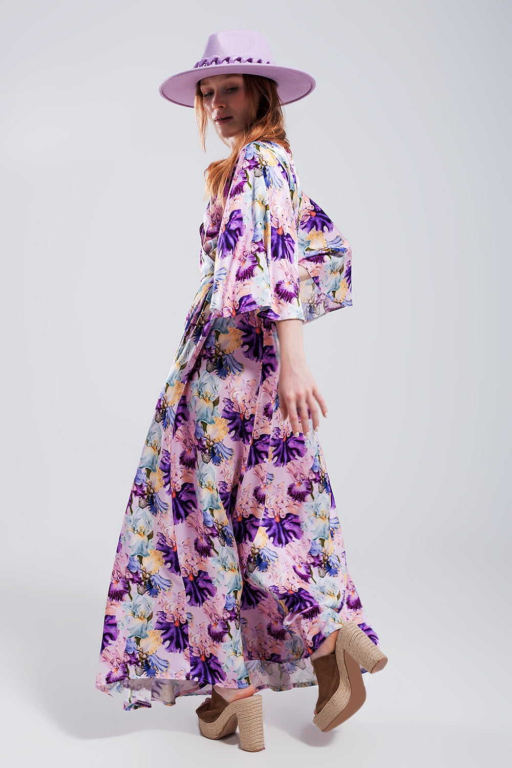 Vestido largo con estampado floral y mangas con vuelo morado
