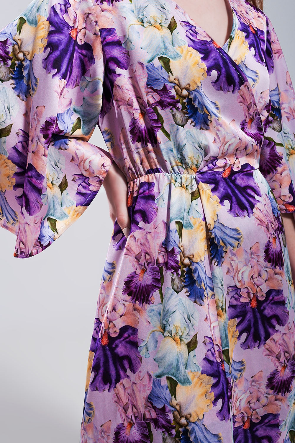 Vestido largo con estampado floral y mangas con vuelo morado