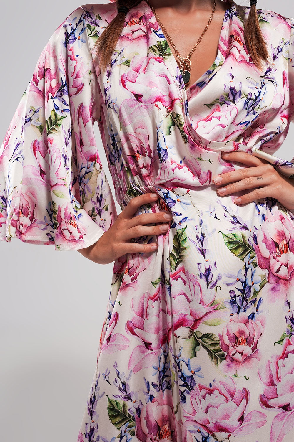 Vestido largo con estampado floral y mangas con vuelo rosa