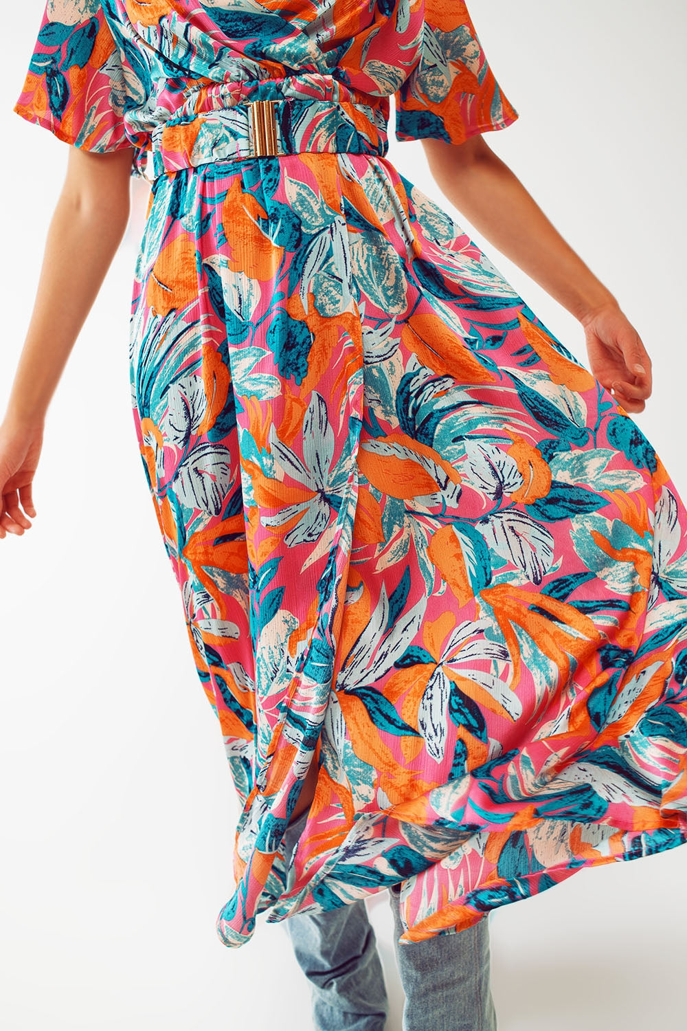 Vestido largo cruzado con estampado floral y cinturón en naranja